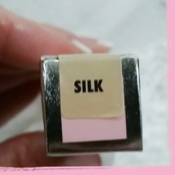 NIB Tarina Tarantino Magic Hour Smudge Pen in Silk - Picture 5 of 5